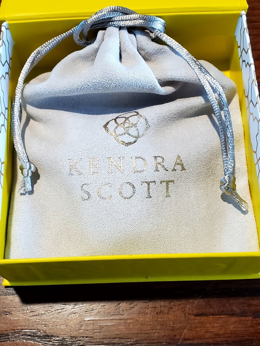 Kendra Scott "Finch" Hammered Earrings Nwt - Picture 8 of 9